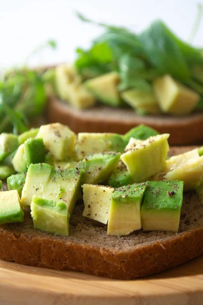 Friska Frukost Rostade Rågbröd Med Avokado Ruccola Citronsaft Salt Och — Stockfoto