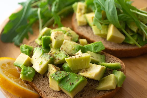 Friska Frukost Rostade Rågbröd Med Avokado Ruccola Citronsaft Salt Och — Stockfoto