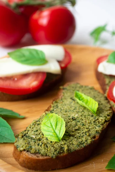 전통적 이탈리아 Bruschetta 소스와 샌드위치 토스트 치즈와 토마토가 판위에 토마토에둘러 — 스톡 사진