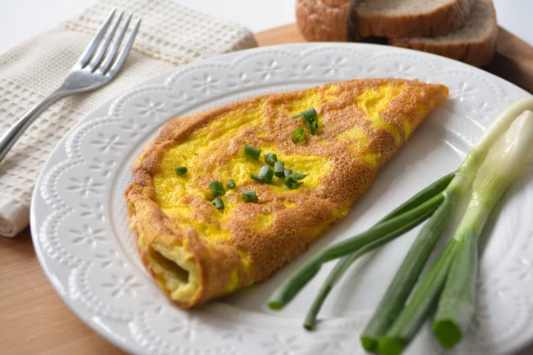 Fluffy Breakfast Omelette Green Spring Onions Fresh Toast Bread Wooden — Stock Photo, Image