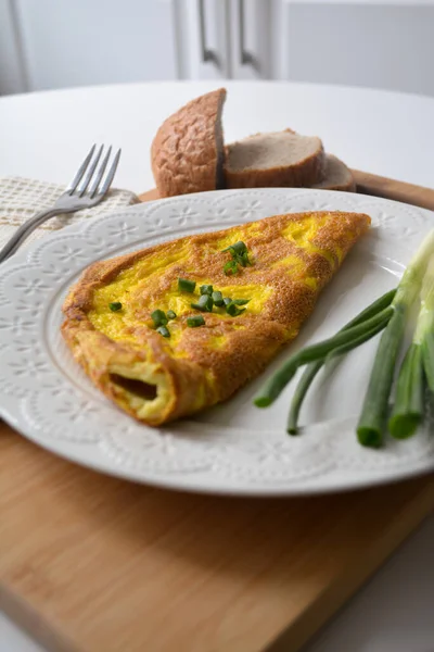 Fluffig Frukostomelett Med Grön Vårlök Och Färskt Rostat Bröd Träyta — Stockfoto