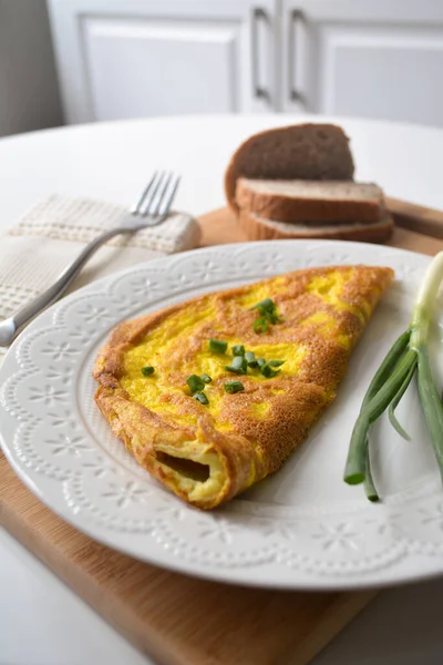 Omelete Pequeno Almoço Macio Com Cebolinha Verde Pão Fresco Uma — Fotografia de Stock