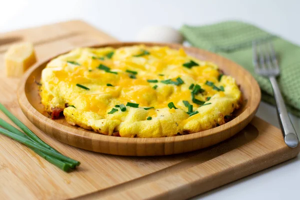 Fluffig Omelett Från Vispade Ägg Med Cheddarost Och Gröna Lök — Stockfoto