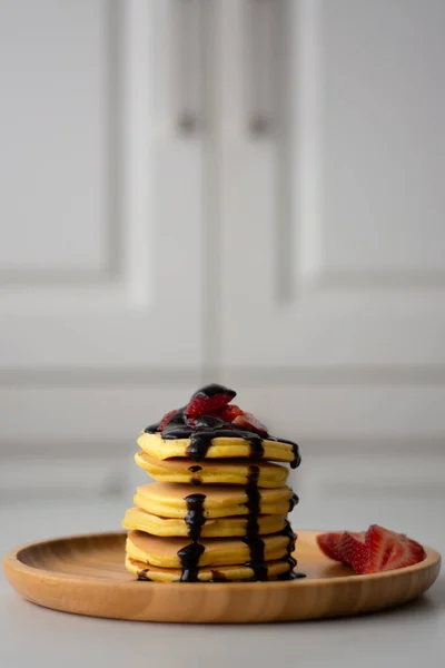 Une Pile Crêpes Américaines Moelleuses Petit Déjeuner Avec Des Fraises — Photo