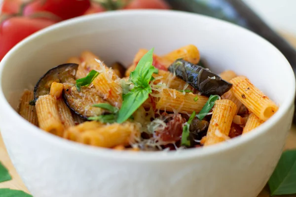 Traditionell Italiensk Maträtt Pasta Alla Norma Med Tomater Aubergine Vitlök — Stockfoto