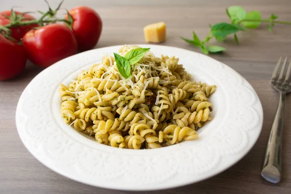 Traditionell Italiensk Vegetarisk Pasta Fusilli Med Färsk Hemlagad Basilika Och — Stockfoto