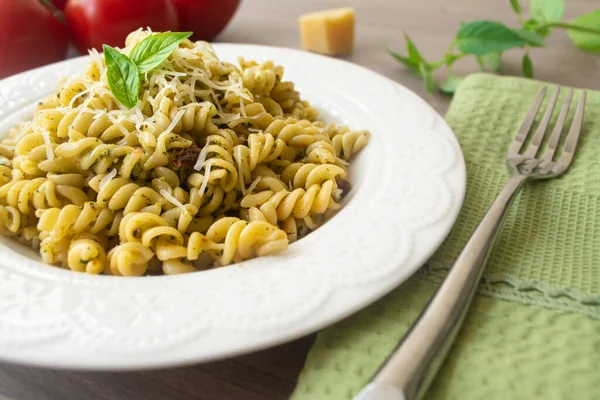 Traditionell Italiensk Vegetarisk Pasta Fusilli Med Färsk Hemlagad Basilika Och — Stockfoto