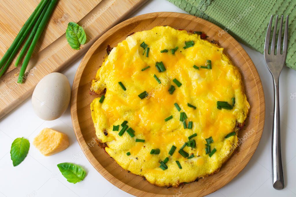 Tortilla esponjosa de huevos batidos con queso cheddar y cebolla verde cebolletas salpicadas en