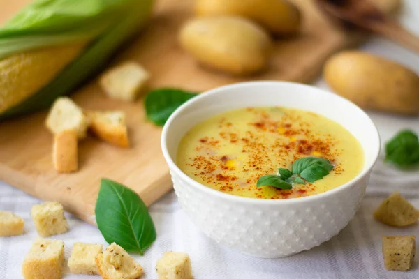 Vegane Maiskartoffelcremesuppe Garniert Mit Paprika Chiliflocken Und Basilikumblättern Küchentuch Ähre — Stockfoto