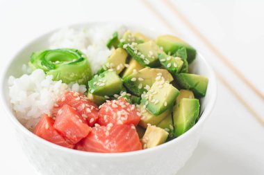 Füme somon balığı, avokado, beyaz pirinç, salatalık ve susam tohumlu Hawaii poke kasesi. Parlak ve havadar hissediyorum 