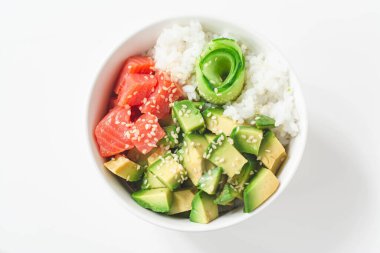 Füme somon balığı, avokado, beyaz pirinç, salatalık ve susam tohumlu Hawaii poke kasesi. Parlak ve havadar hissediyorum 