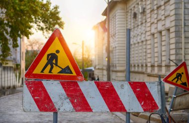 caddede trafik işaretleri inşaat İnşaat 