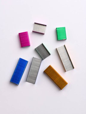 Renkli metal zımba kümesi 