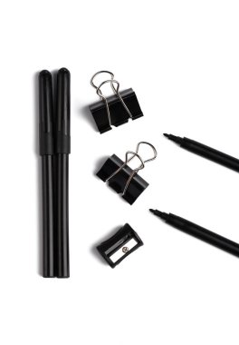 Siyah işaretleri ve beyaz arka plan üzerinde klipler. Okul malzemeleri