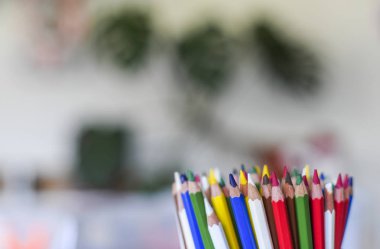 Bir sürü renkli kalemler. Okul kavramı