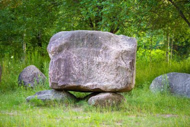 doğaçlama bir kaide üzerinde taş parallelepiped