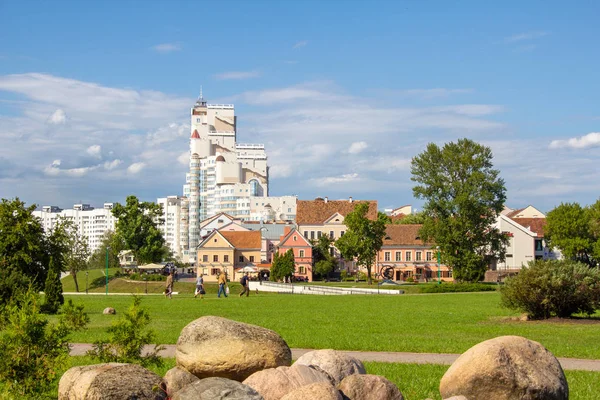 Sommarlandskap Med Gamla Hus Bakgrunden Moderna Hig — Stockfoto