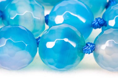 Akik boncuk nazik bir mavi kesim ile