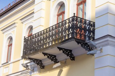 Bir balkon bir ajur Ferforje korkuluk Street ile