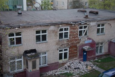 Bina gözlerimizin önünde yok, tuğla-BT yığını alt kısmında bir kasırga izleri vardır. hiç kimse bir şey oldu bir mucizedir.