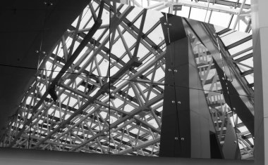 muhteşem tasarım, onun soğuk cam ve metal için büyüleyici. Gerçeklik yansımaları ve kesişme noktalarında bu oyunda kaybolur