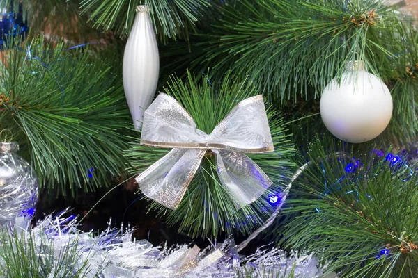 Rama Árbol Navidad Con Gran Lazo Decorado Estilo Bicolor Blanco —  Fotos de Stock