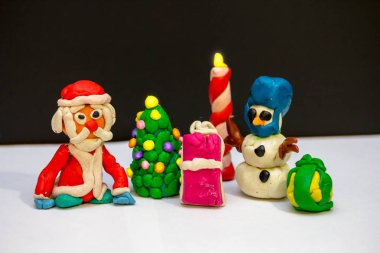 Hamuru Noel Baba onun arkadaşı ile Noel ağacı yakınındaki bir kardan adam ve renkli hediyeler ve çizgili bir mum bir dizi dinlenme