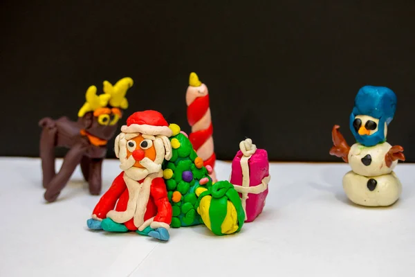 Пластиковый Санта Клаус Отдыхает Елки Своими Друзьями Муза Снеговик Множество — стоковое фото