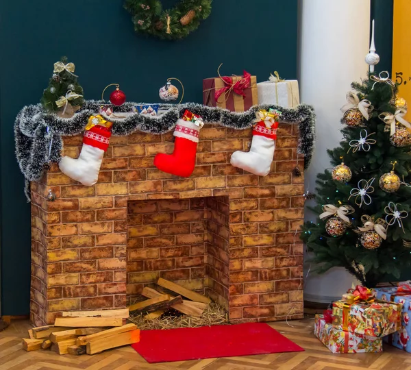 Уютный Рождественский Уголок Камином Украшенный Огромными Рождественскими Шарами Красочными Коробками — стоковое фото