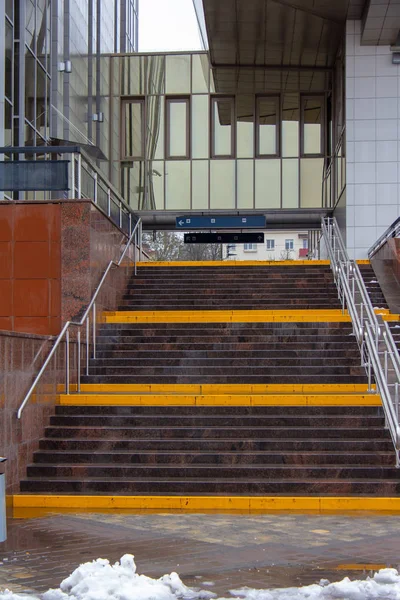 Özgürlük Bazen Sarı Adımları Yardımcı Olacak Kadar Mermer Merdiven — Stok fotoğraf