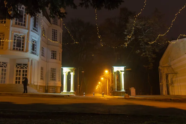 Burada güzel binalar ve antik mimari, burada dinlen ve sağlık insanlar kazanç-Essentuki'de olduğunu