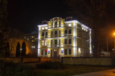 Büyük balkonlu 3 katlı sarı konak görünümünü gece