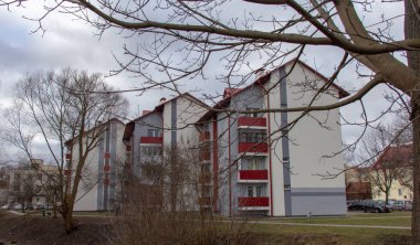 Kırmızı, beyaz ve gri olan bu güzel evler nasıl boyanır, tıpkı oyuncak gibi. Burada yaşamak ve dinlenmek istiyorum