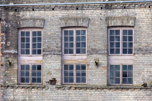 ベラルーシのフロドナの歴史的中心部の古いれんが造りの家の古い木製窓 — ストック写真