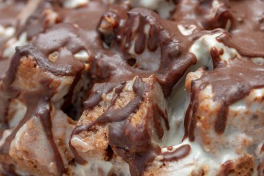 Kahverengi-beyaz pasta, parçalarıyla katlanmış bir parçası.