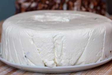 Bir lezzetli ekşi krema jöleli pasta beyaz bu disktir