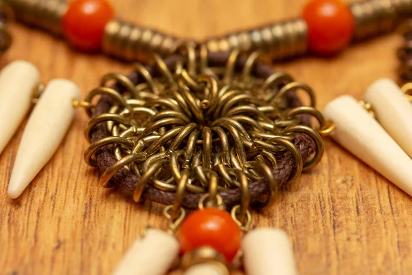 Círculo tecido de anéis de cobre, presas e contas vermelhas — Fotografia de Stock