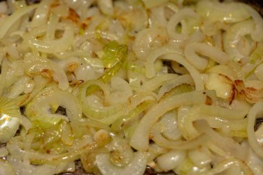 Soğan, altın kahverengi kadar kızarmış