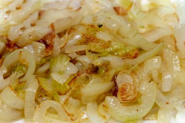 Bol soğan, altın kahverengi kadar kızarmış