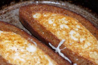 Her iki tarafta ekmek kabuğu kızarmış yumurta