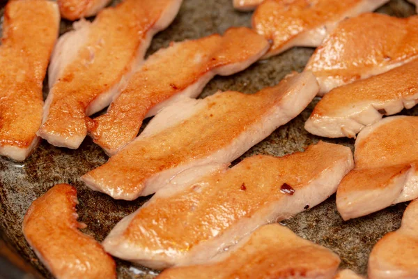 Pedaços fritos de salsicha de forma irregular com um cr apetitoso — Fotografia de Stock