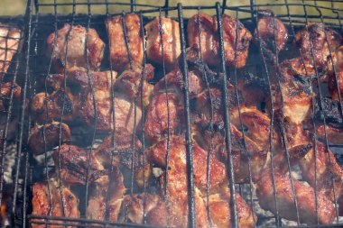 Sıcak kömürler üzerinde lezzetli et ile Barbekü ızgara