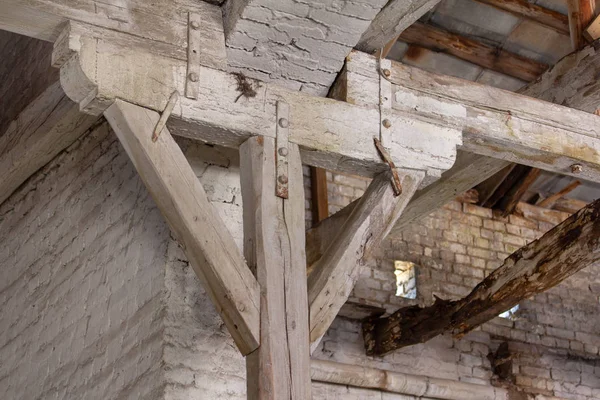 Деревянный стенд под кирпичной аркой — стоковое фото