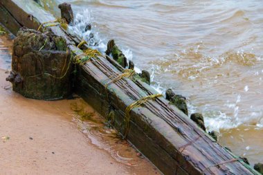 Nehir adasında ahşap bir askeri kalenin kalıntıları.