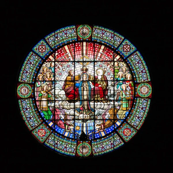 Piękny okrągły Witraż w klasztorze Montserrat na czarnym tle. Barcelona, Hiszpania — Zdjęcie stockowe