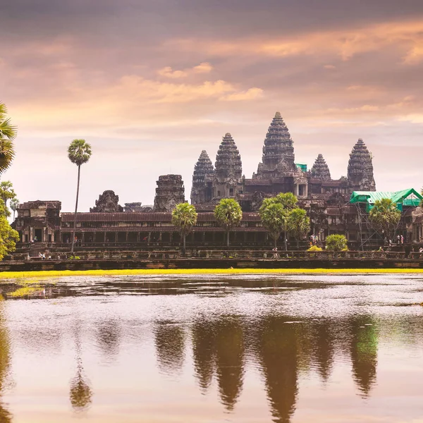 Angkor Wat Tapınağı suya yansıtan ile — Stok fotoğraf