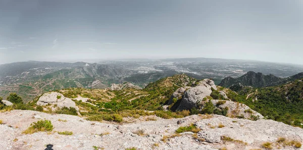 Panoramiczny widok na dolinę od góry Montserrat. W pobliżu Barcelony, Hiszpania. — Zdjęcie stockowe