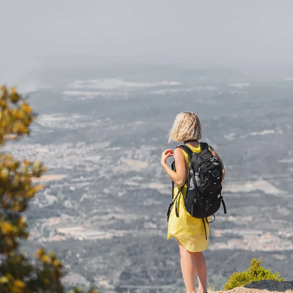 Ženské cestovatel s batohem na zádech, výhled z hory Montserrat ve Španělsku — Stock fotografie