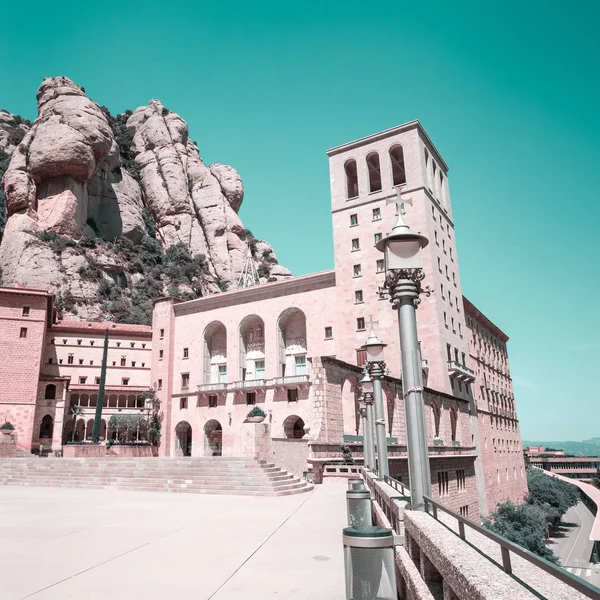 Monasterio de Montserrat - hermosa abadía benedictina en lo alto de las montañas cerca de Barcelona, Cataluña, España . —  Fotos de Stock