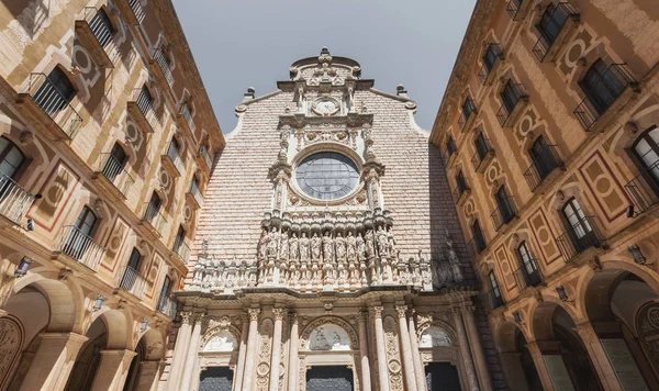 De binnenplaats van het benedictijnenklooster van Santa Maria de Montserrat — Stockfoto